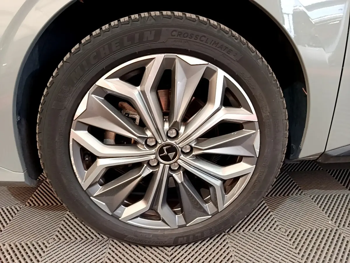 Gros plan sur la roue avant droite gris foncé du DS4 E-TENSE 225 TROCADERO avec jante alliage au design géométrique.