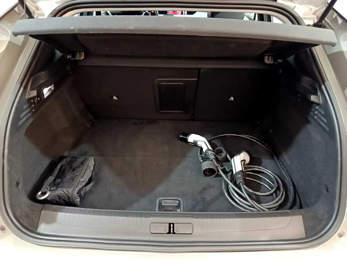 Coffre ouvert d'une DS4 E-TENSE 225 gris foncé, avec câble de recharge hybride visible à l'intérieur.