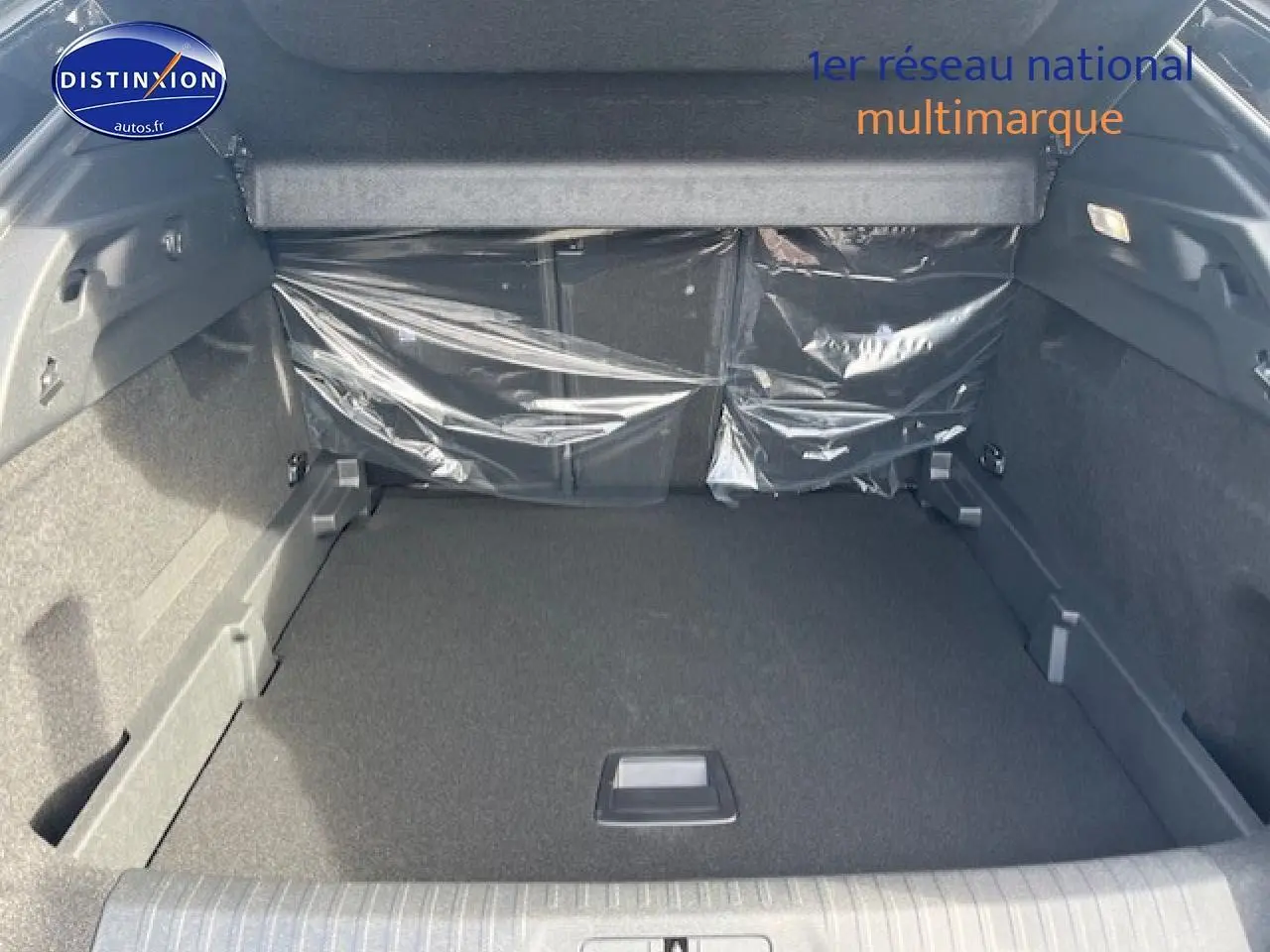 Coffre spacieux du Peugeot 3008 gris Artense, vue intérieure arrière avec banquette protégée par film plastique.