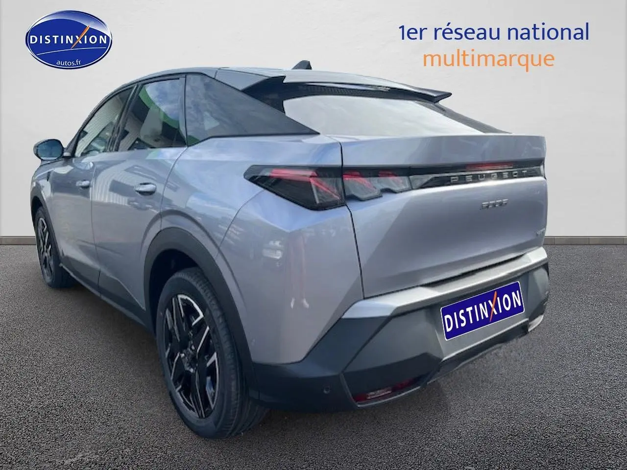 Vue 3/4 arrière droite du Peugeot 3008 gris Artense avec jantes alu et feux arrière LED distinctifs.