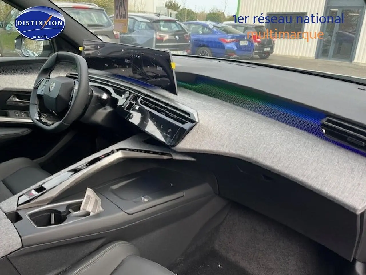 Vue intérieure côté passager du tableau de bord gris clair et volant multifonction du Peugeot 3008 1.2 hybrid 136 GT.