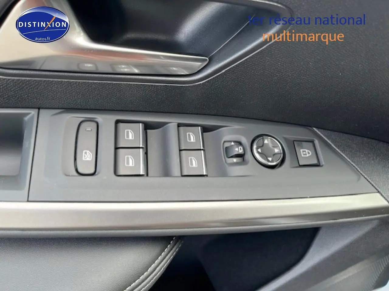 Gros plan sur les commandes des vitres et rétroviseurs côté gauche intérieur du Peugeot 3008 gris Artense 2025.