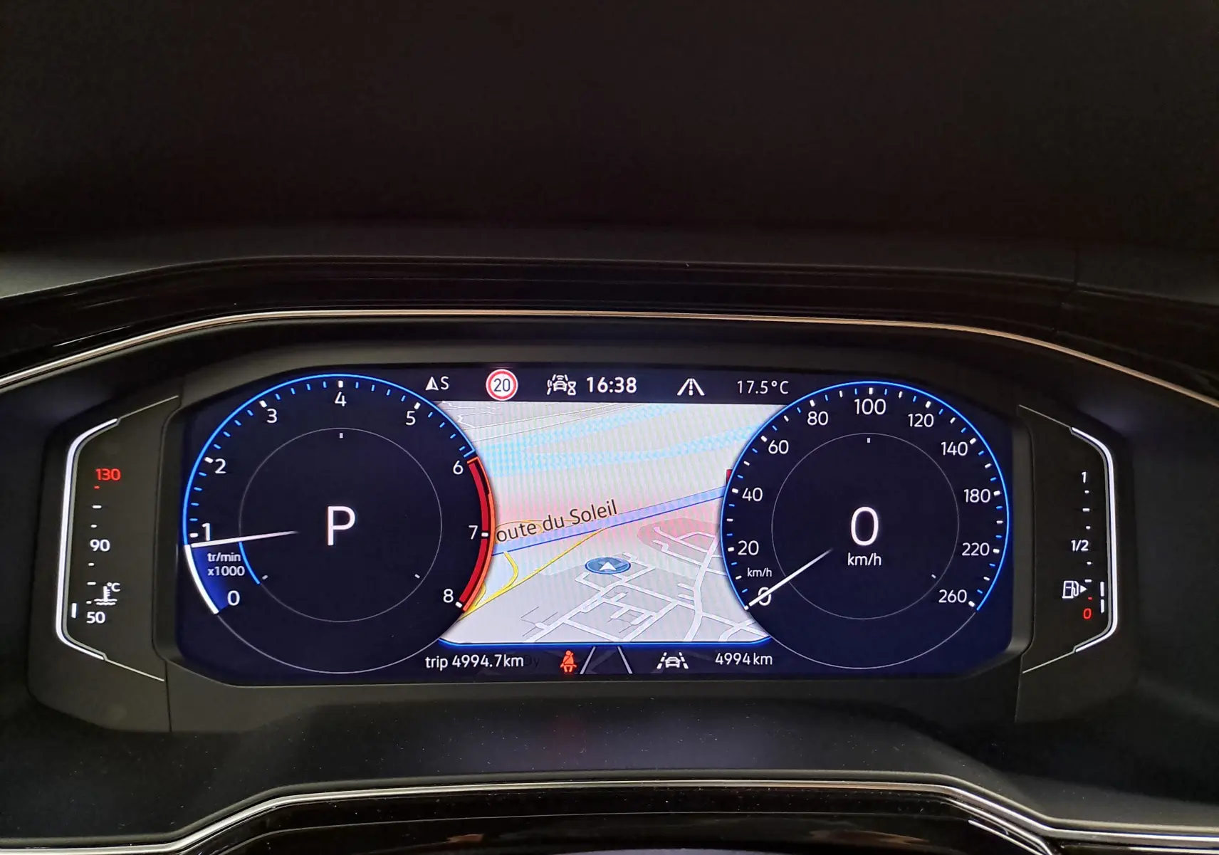 Vue rapprochée du tableau de bord numérique du Volkswagen Taigo 2025 avec affichage digital et navigation intégrée.