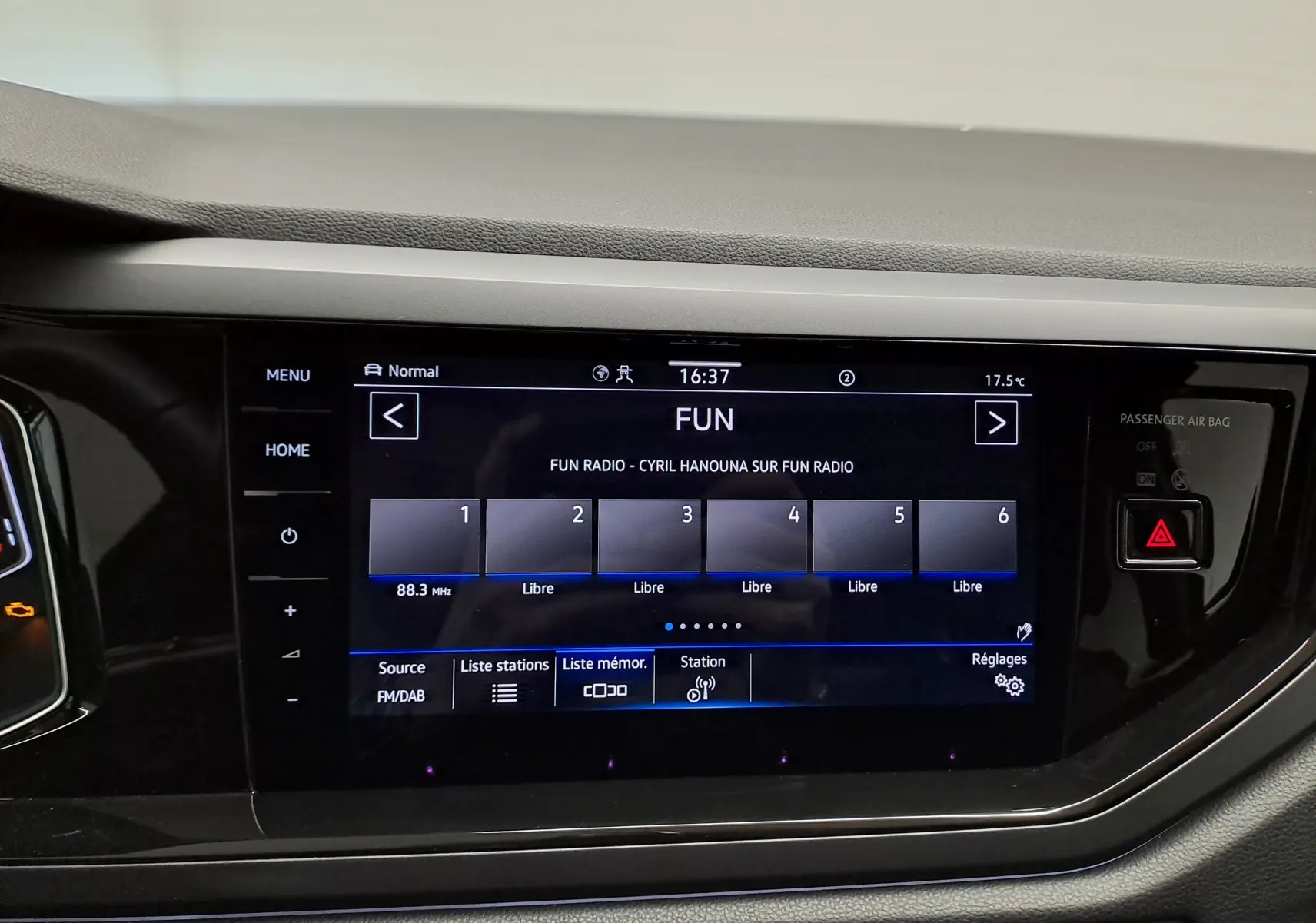 Écran tactile central du Volkswagen Taigo 2025 affichant la radio FUN, entouré de commandes noires brillantes.