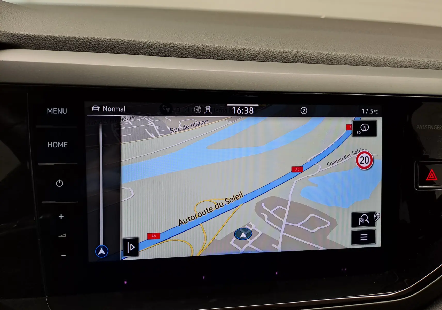 Écran tactile de navigation du Volkswagen Taigo 2025 affichant une carte routière, vue intérieure centrale.