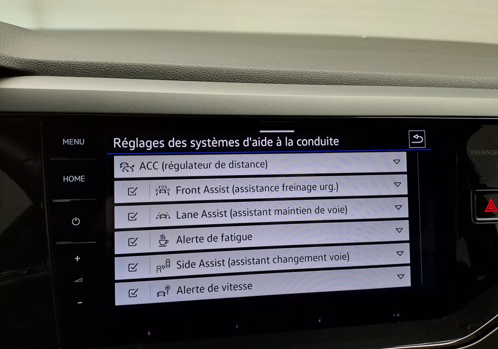 Écran tactile intérieur affichant les réglages des aides à la conduite du Volkswagen Taigo noir intense nacré.