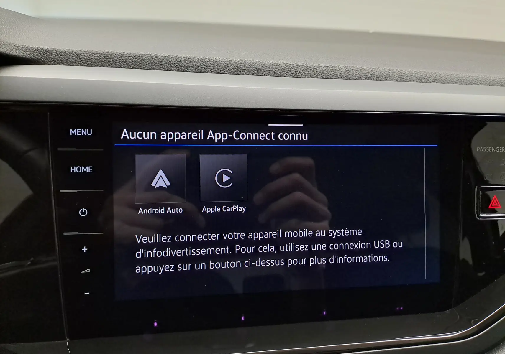 Écran tactile central du Volkswagen Taigo 2025 affichant la connexion App-Connect avec options Android Auto et Apple CarPlay.