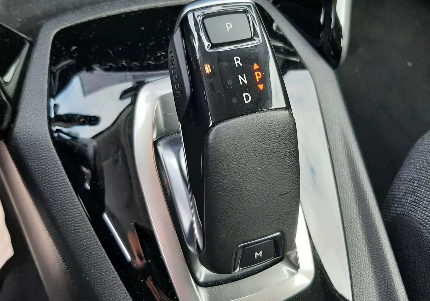 Le levier de vitesses automatique noir du Peugeot 2008 1.2 PureTech 130ch Active Pack 2021 en gros plan intérieur.