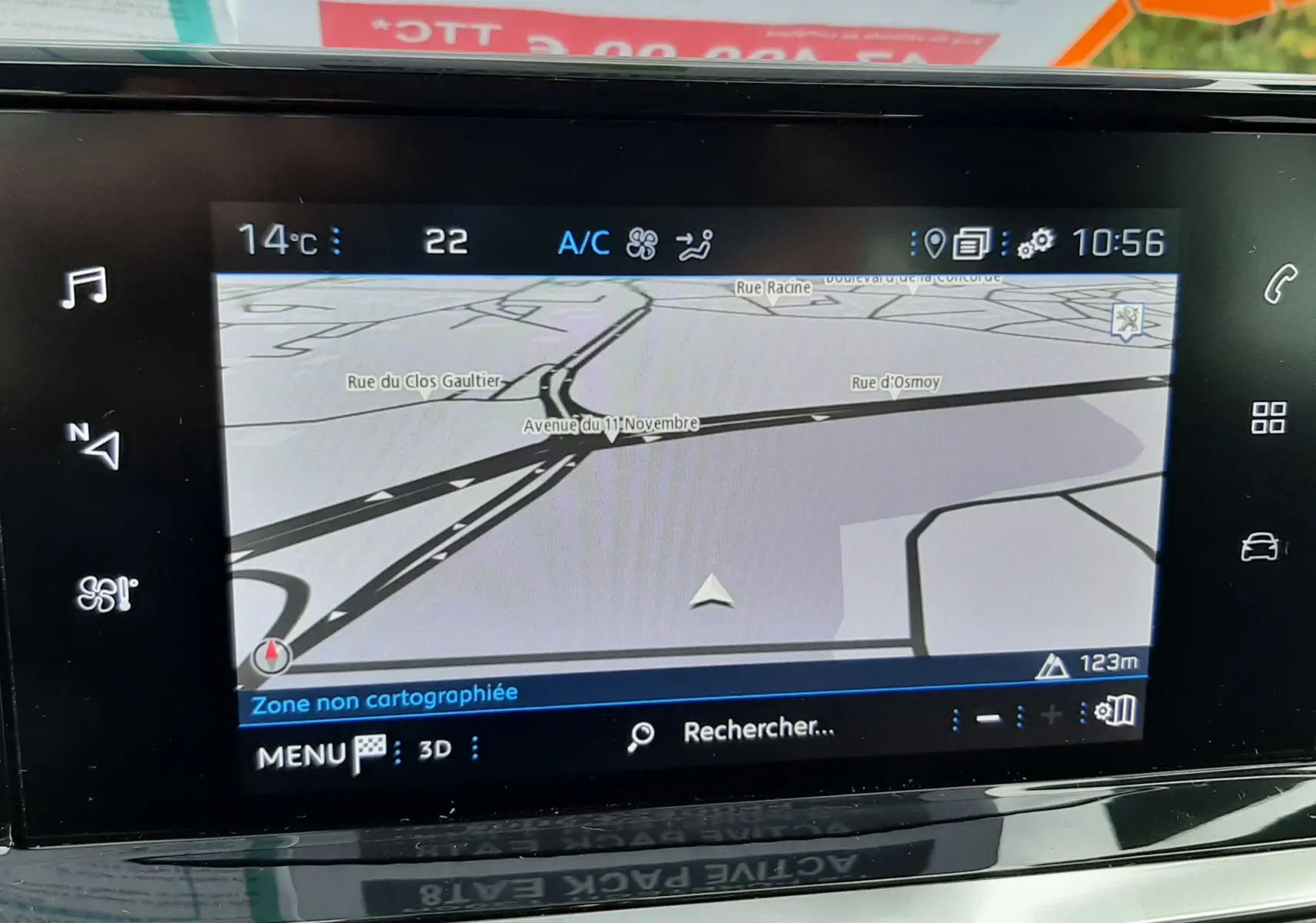 Écran tactile central du Peugeot 2008 blanc 2021 affichant la navigation GPS avec carte en 3D et commandes climatisation visibles.