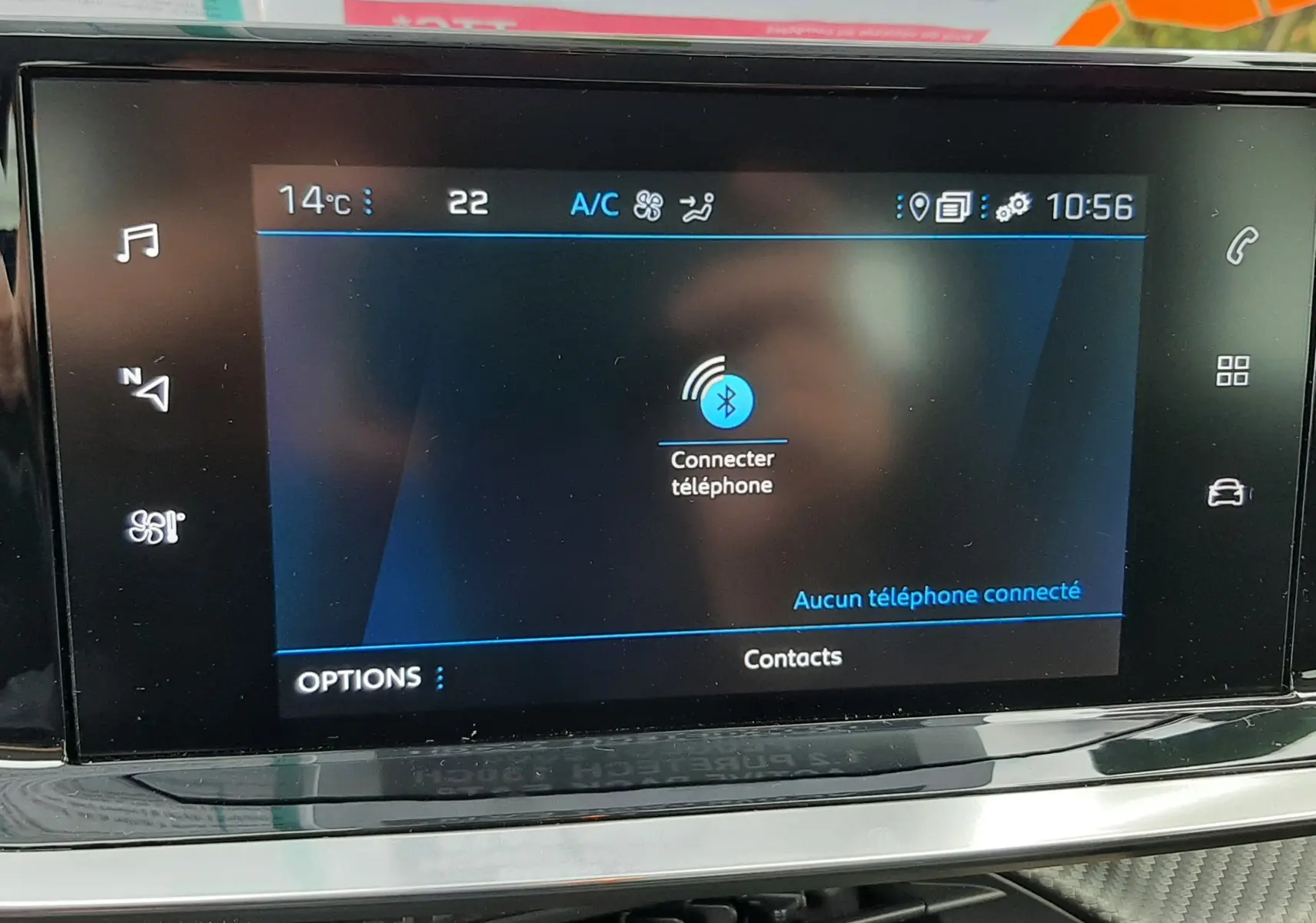 Écran tactile central du tableau de bord du Peugeot 2008 2021 affichant la connexion Bluetooth et la climatisation à 22°C.