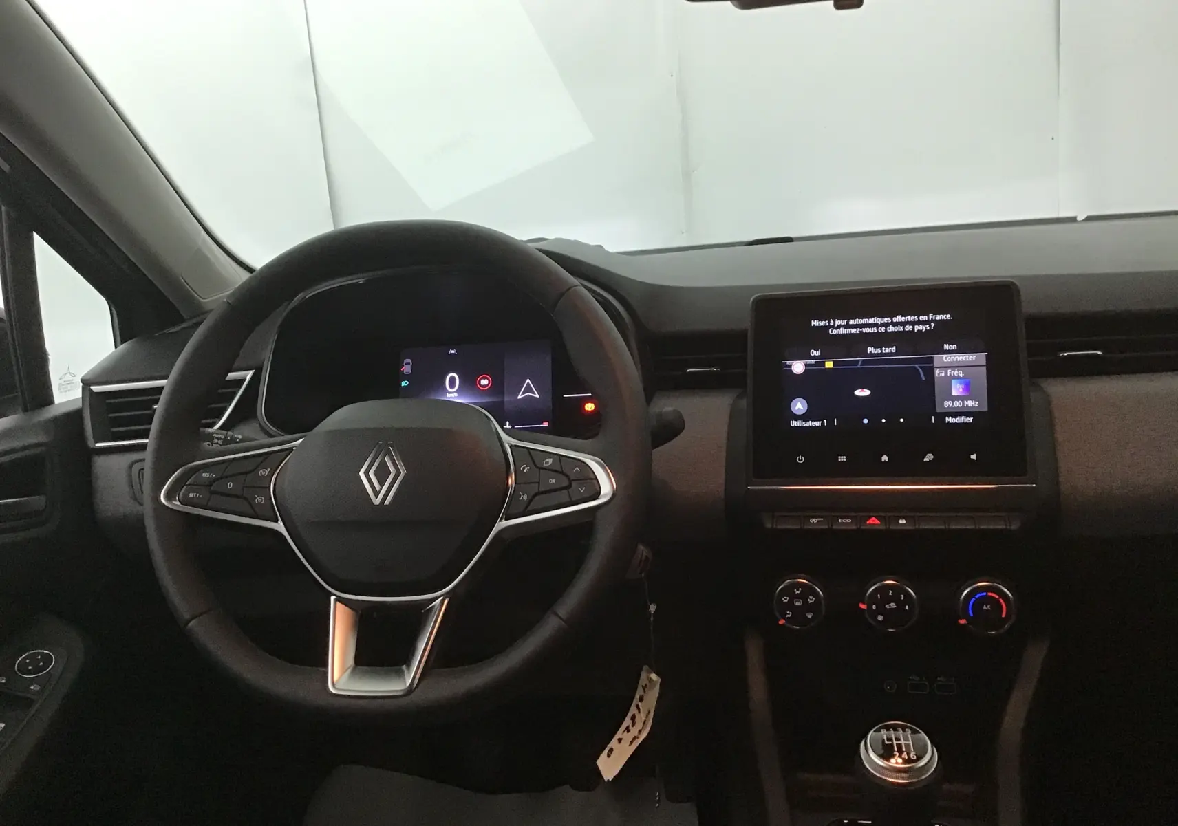 Vue intérieure du poste de conduite de la Renault Clio V 1.5 DCI 100 Evolution avec volant multifonction et écran tactile central.