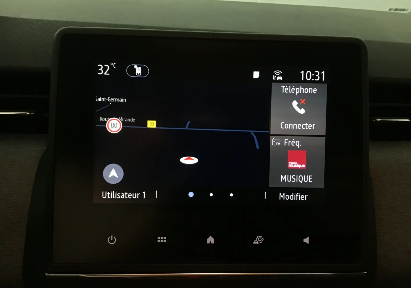 Écran tactile central de la Renault Clio V gris Rafale affichant la navigation GPS et les options multimédia à 10h31.