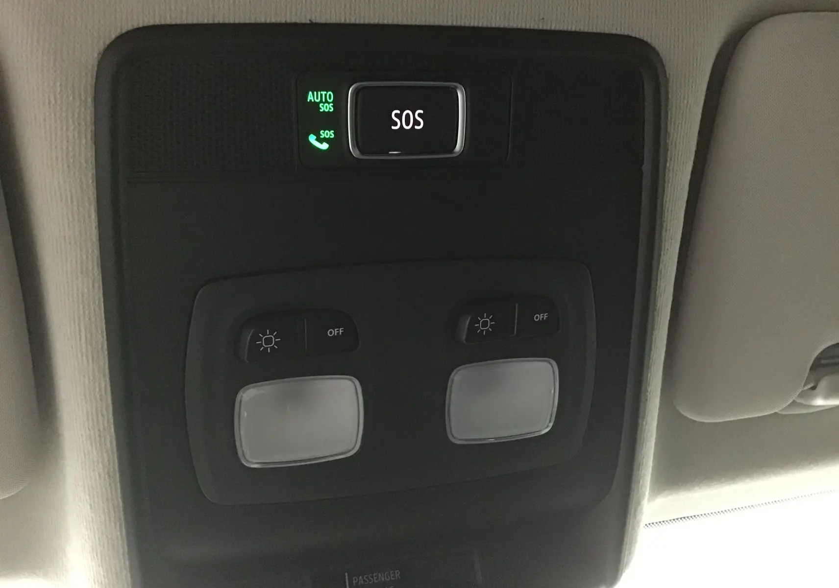 Panneau de commande intérieur avec bouton SOS lumineux sur Renault Clio V 2025, vue du plafond beige.