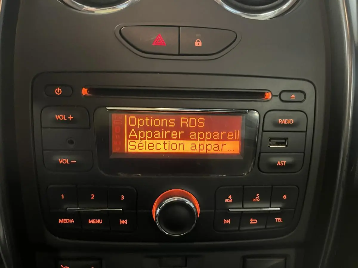 Console centrale du Dacia Duster 2016 en noir, affichant l'écran radio avec options d'appairage Bluetooth.