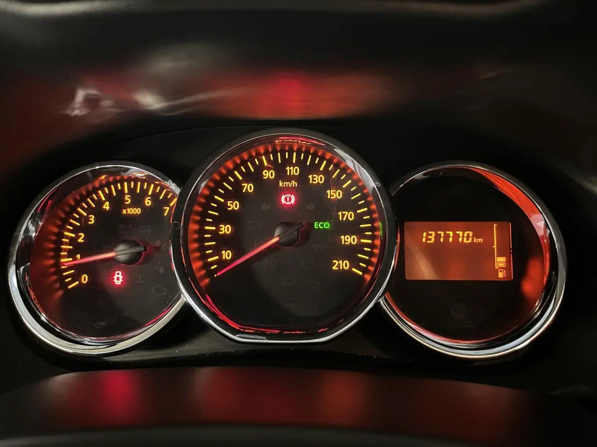 Compteur de vitesse, compte-tours et affichage digital du tableau de bord du Dacia Duster noir 2016.