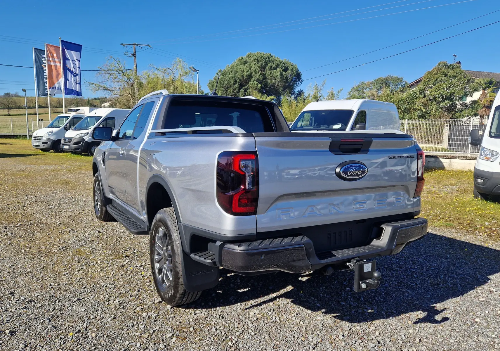 Vue 3/4 arrière droite du Ford Ranger Super Cabine gris Iconic avec attelage et feux arrière LED distinctifs.