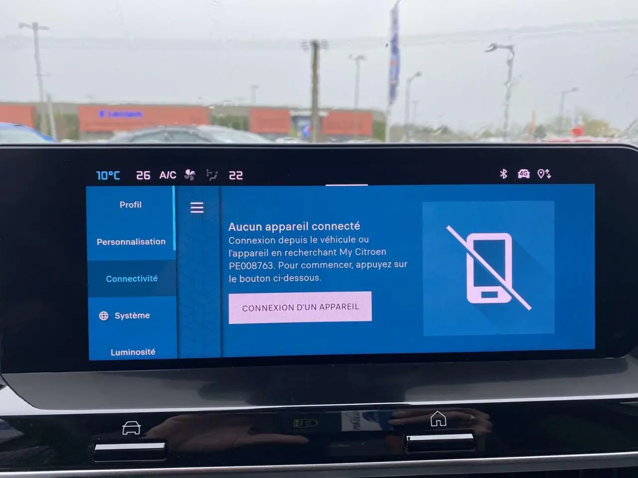Écran tactile central de la Citroën C4 X rouge Elixir, affichant le menu de connexion My Citroën.