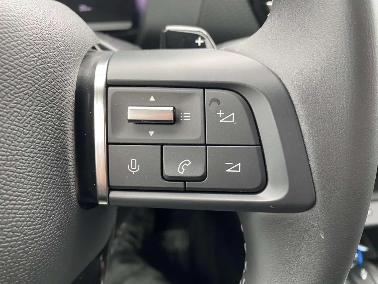 Gros plan sur les commandes multifonctions à gauche du volant du Citroën C4 X 2022, finition Shine+