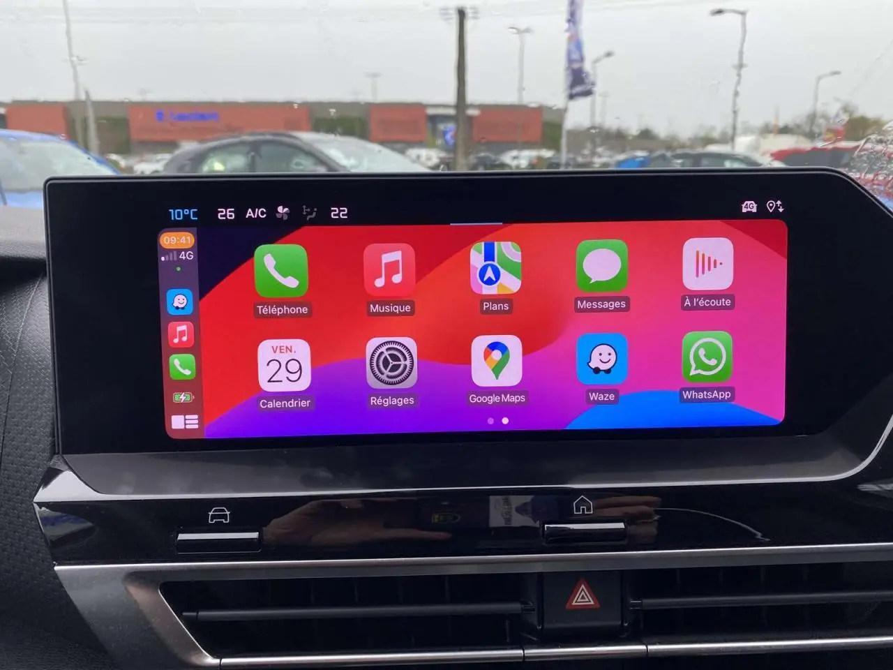 Écran tactile central du tableau de bord du Citroën C4 X 2022 affichant plusieurs applications connectées.