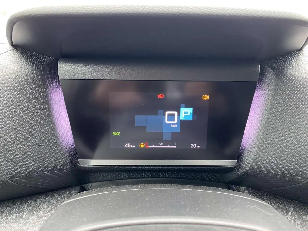 Affichage numérique couleur du combiné de bord de la Citroën C4 X 2022 en position parking, avec indicateurs lumineux.