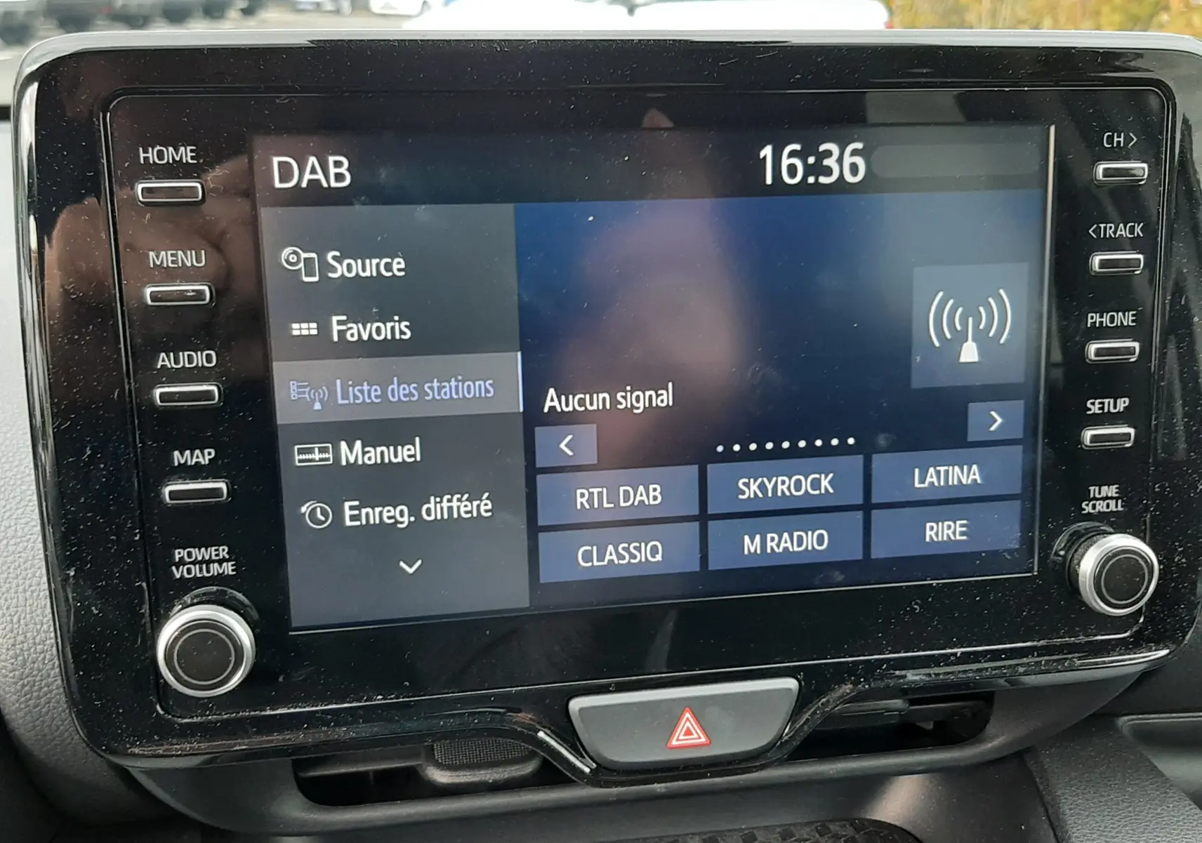 Écran tactile central de la Toyota Yaris 2023 affichant le menu DAB avec plusieurs stations radio listées.
