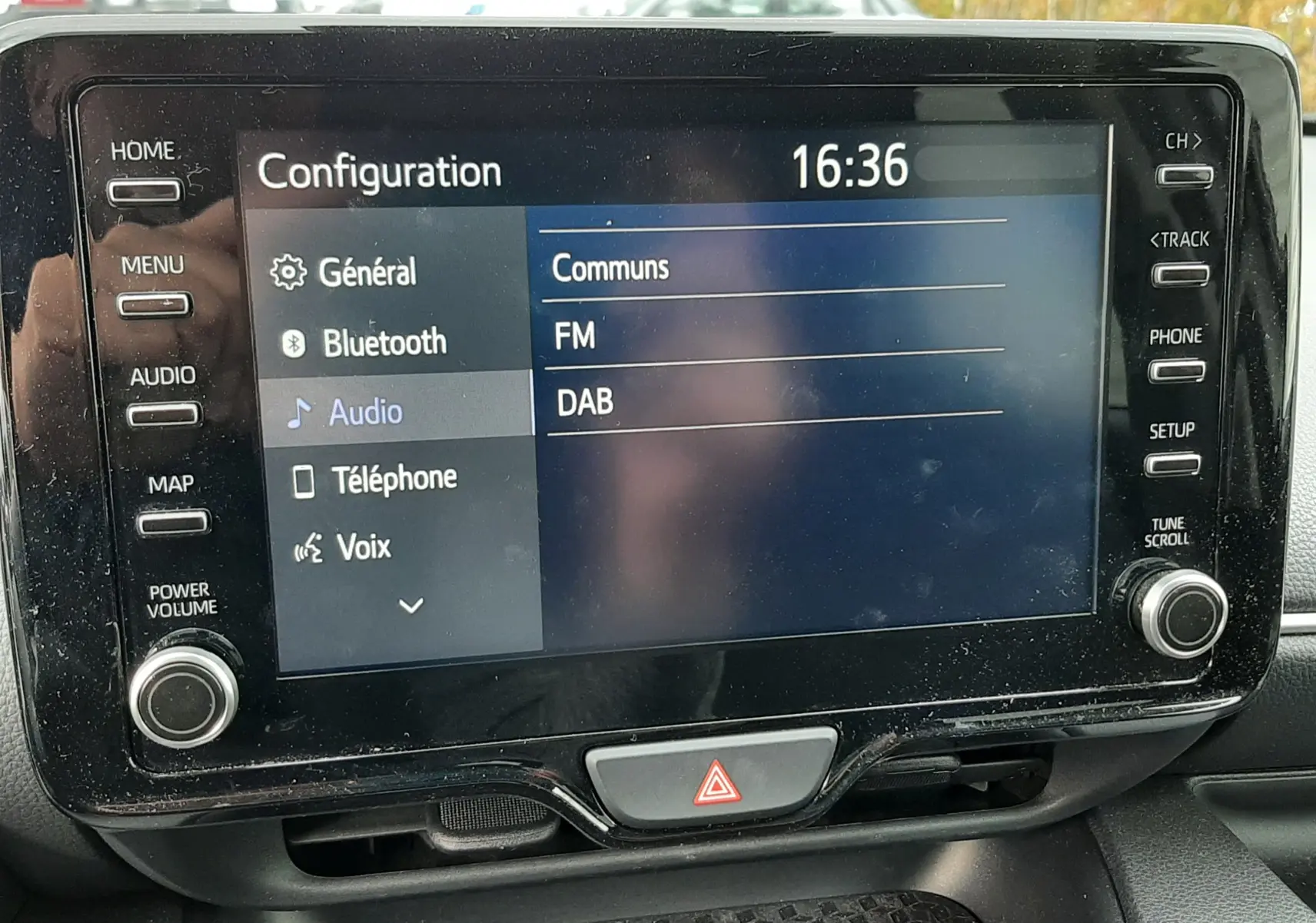 Écran tactile central de la Toyota Yaris 2023 affichant le menu audio avec options Bluetooth et téléphone.