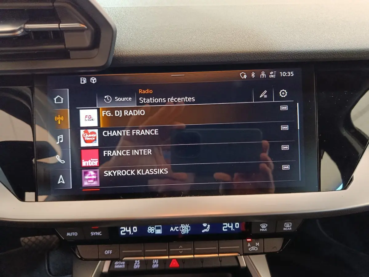 Écran tactile central affichant les stations radio dans l'habitacle noir d'une Audi A3 30 TFSI MHEV 2022.