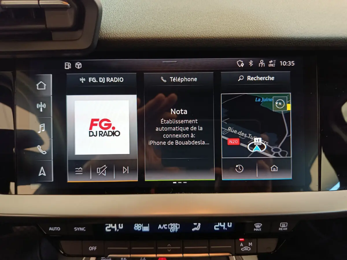 Écran tactile central de l'Audi A3 30 TFSI MHEV Business Line 2022 affichant radio, téléphone et navigation