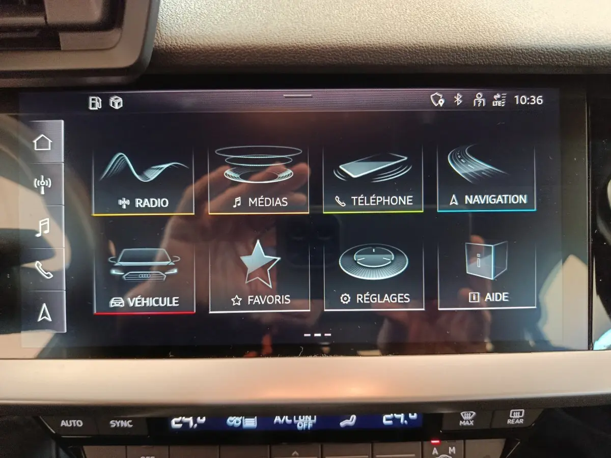 Écran tactile central de l'Audi A3 30 TFSI MHEV Business Line 2022, affichage des menus multimédias et navigation.