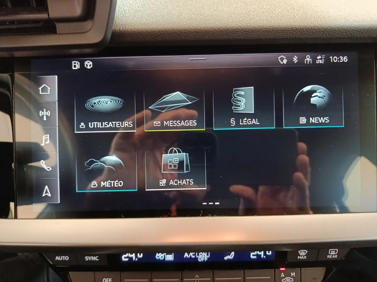 Écran tactile central affichant le menu multimédia dans l’habitacle de l’Audi A3 noir, vue frontale rapprochée.