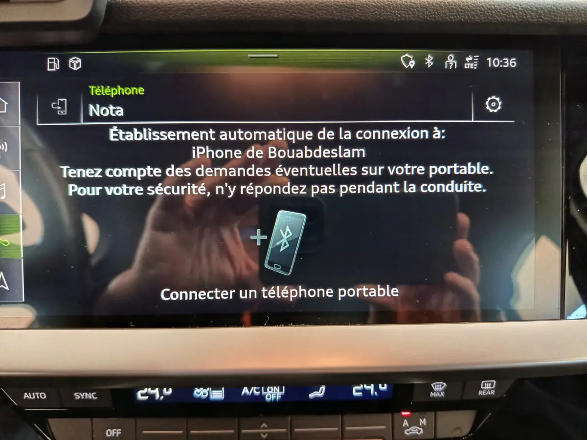 Écran tactile central affichant la connexion Bluetooth dans l'habitacle d'une Audi A3 noire de 2022.