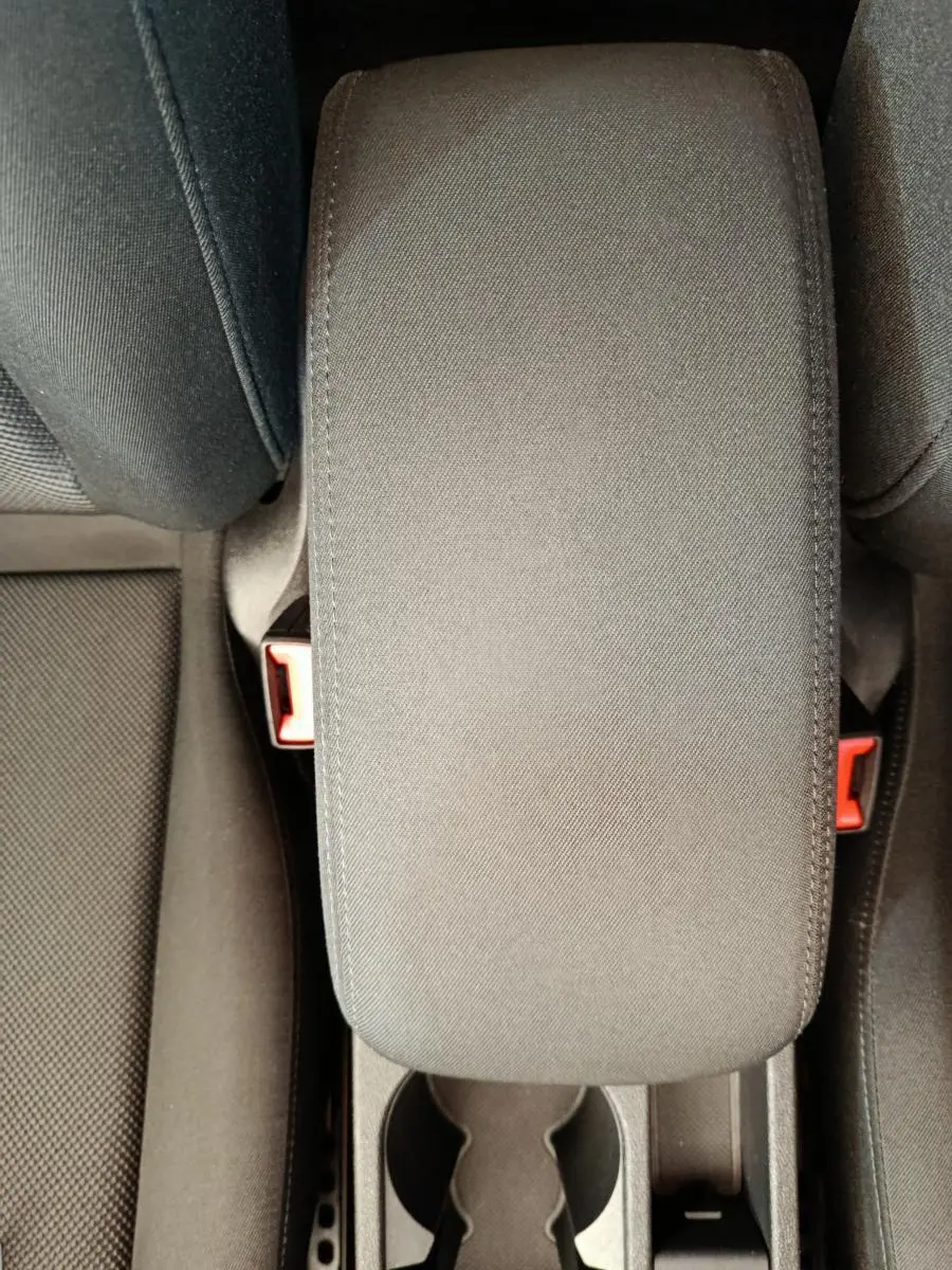 Accoudoir central tissu gris vu de dessus dans l'habitacle de l'Audi A3 30 TFSI MHEV Business Line noire.