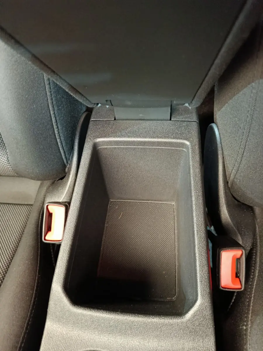 Vue plongeante sur le rangement central noir entre les sièges avant de l'Audi A3 30 TFSI MHEV 2022.