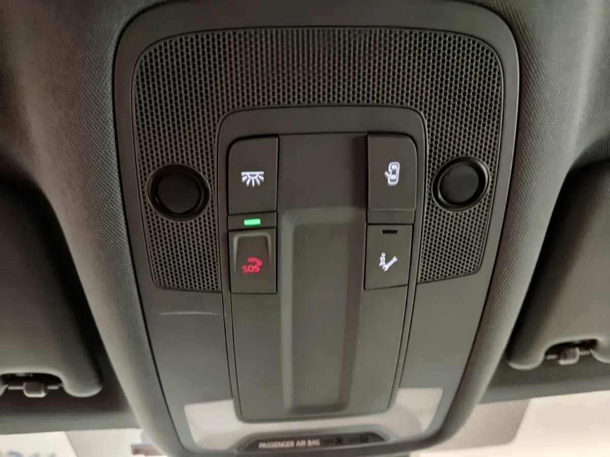 Panneau de commandes plafonnier noir de l'Audi A3 30 TFSI MHEV Business Line 2022 avec bouton SOS allumé.