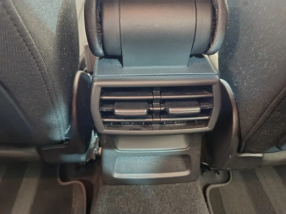 Buses d'aération arrière vues de face entre les sièges noirs de l'Audi A3 30 TFSI MHEV Business Line 2022.