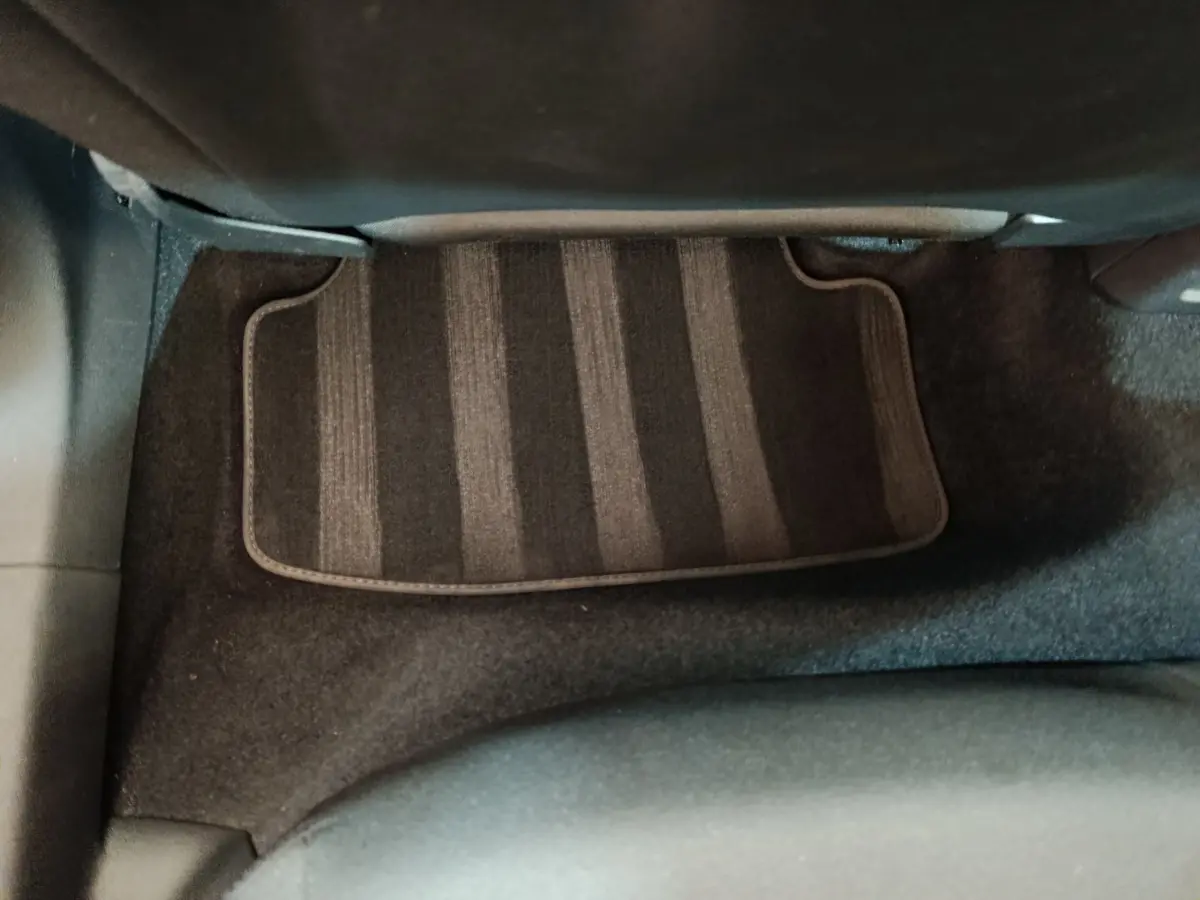 Vue rapprochée du tapis de sol arrière noir de l'Audi A3 30 TFSI MHEV Business Line 2022.