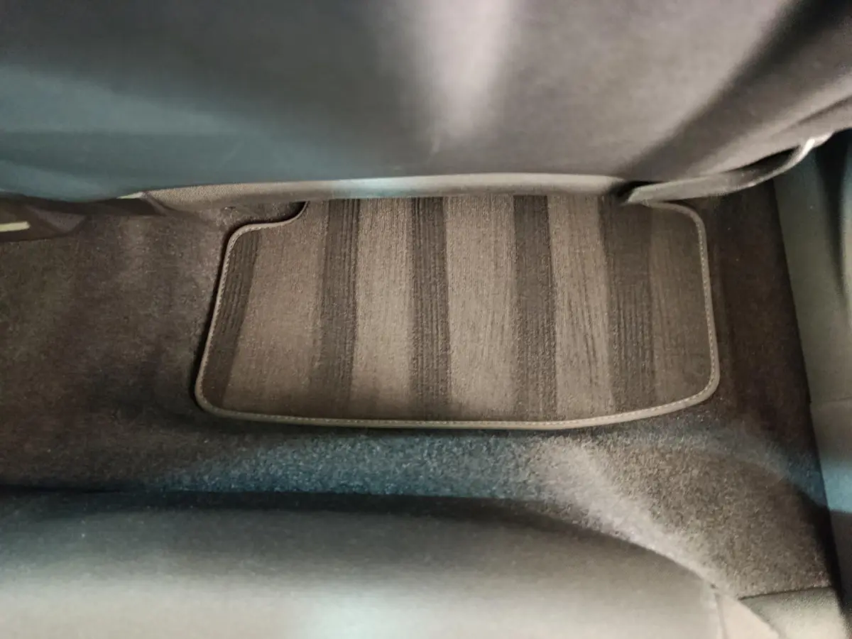 Tapis de sol noir à rayures sous le siège avant droit d'une Audi A3 30 TFSI MHEV S Tronic 2022.