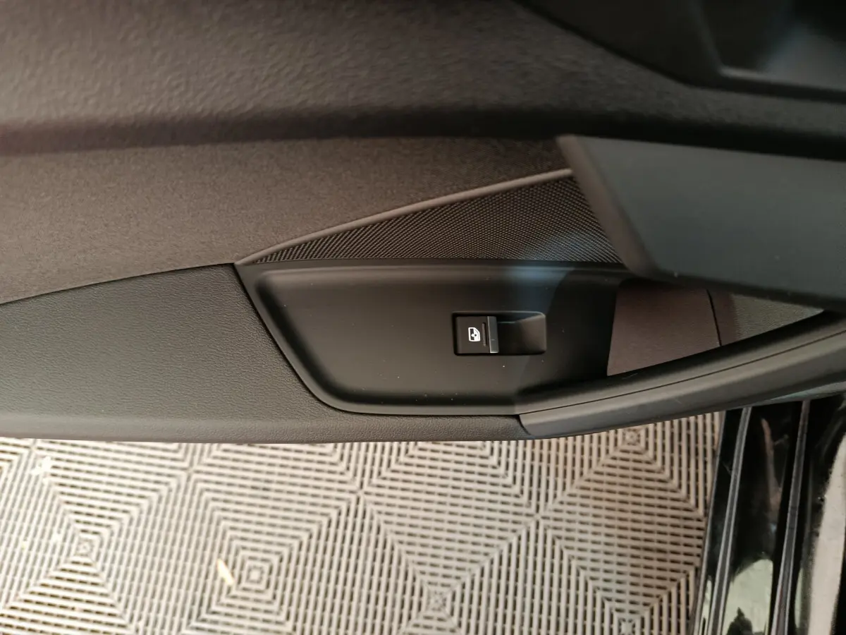 Détail de la commande de verrouillage de porte sur la portière côté gauche d'une Audi A3 noire 2022.