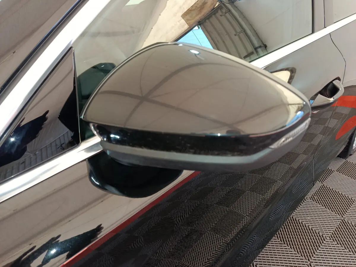 Rétroviseur côté gauche noir brillant d'une Audi A3 30 TFSI MHEV Business Line 2022 vue en gros plan