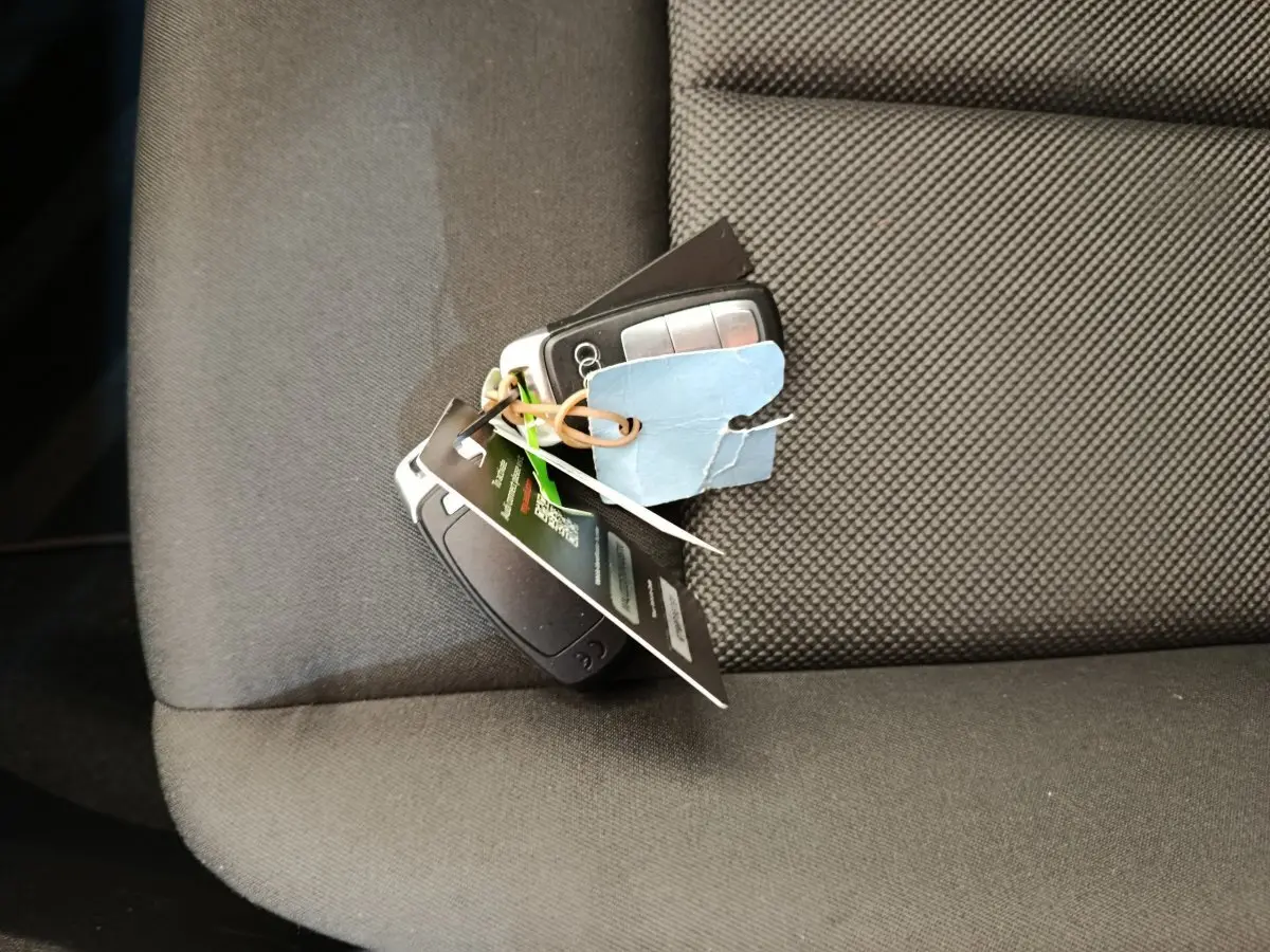 Clé Audi posée sur un siège tissu gris foncé à motifs, intérieur d'une Audi A3 Business Line 2022.