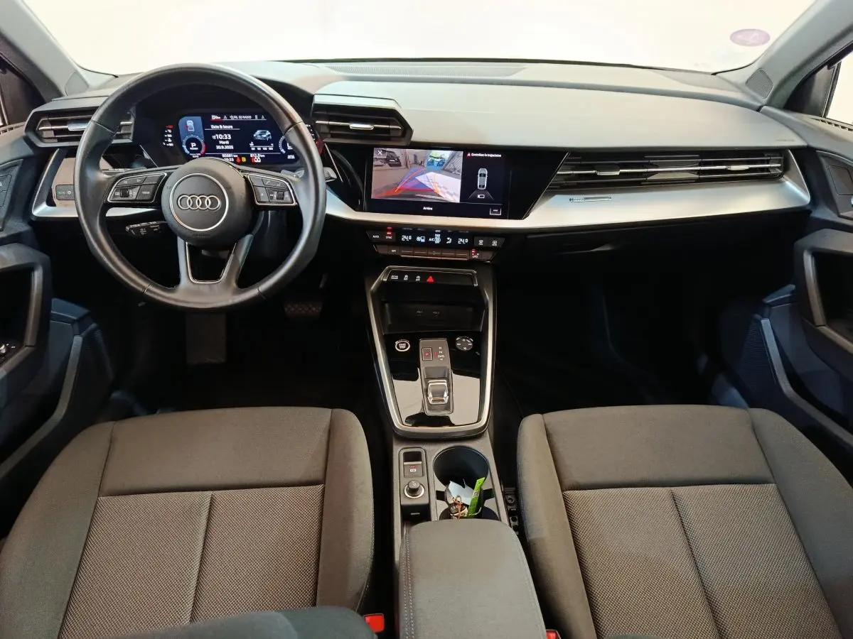 Vue intérieure frontale de l'Audi A3 30 TFSI MHEV Business Line 2022 avec tableau de bord numérique et écran tactile central.