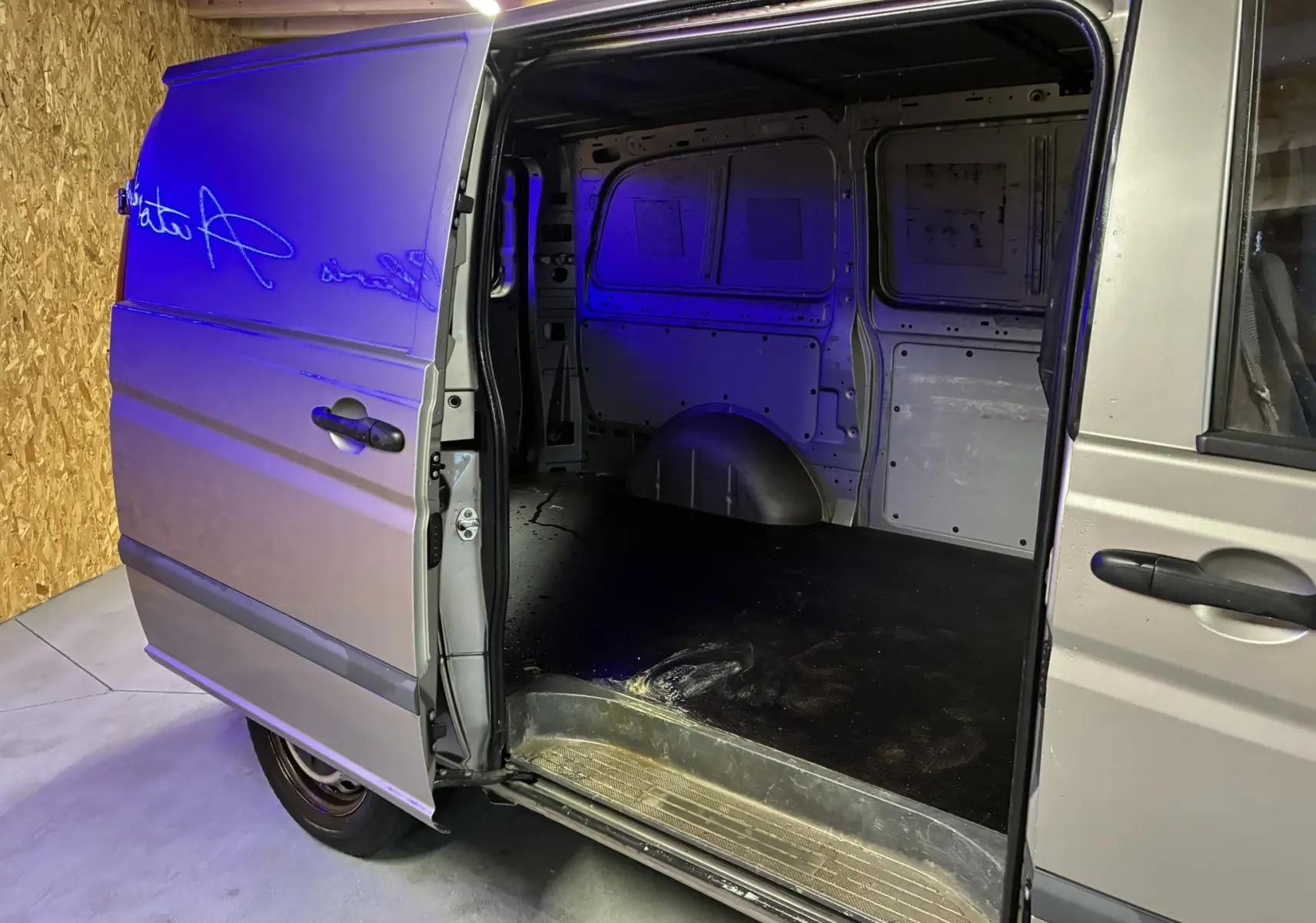 Vue latérale gauche du Mercedes Vito 2.8 113 CDI gris 2012 avec porte coulissante ouverte montrant l'intérieur utilitaire vide.