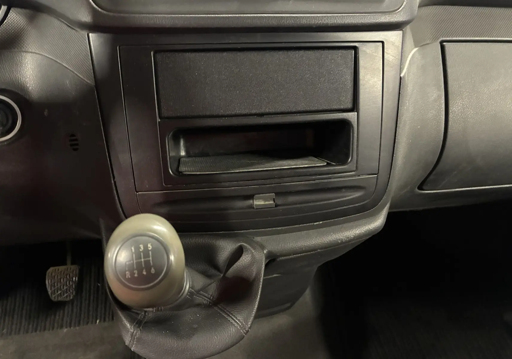 Gros plan sur la boîte manuelle grise et la console centrale noire du Mercedes Vito 2.8 113 CDI Fourgon Long de 2012.