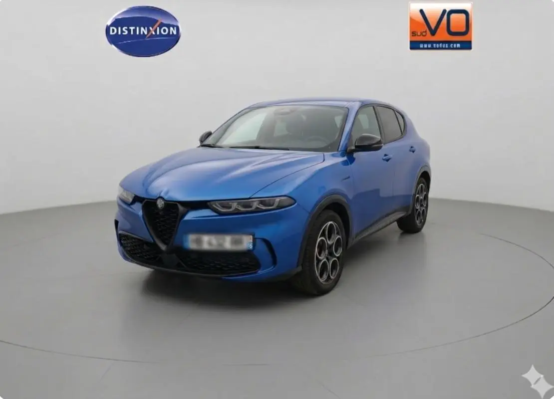 Alfa Romeo Tonale bleu foncé en 3/4 avant droit, avec calandre triangulaire et jantes distinctives à cercles.