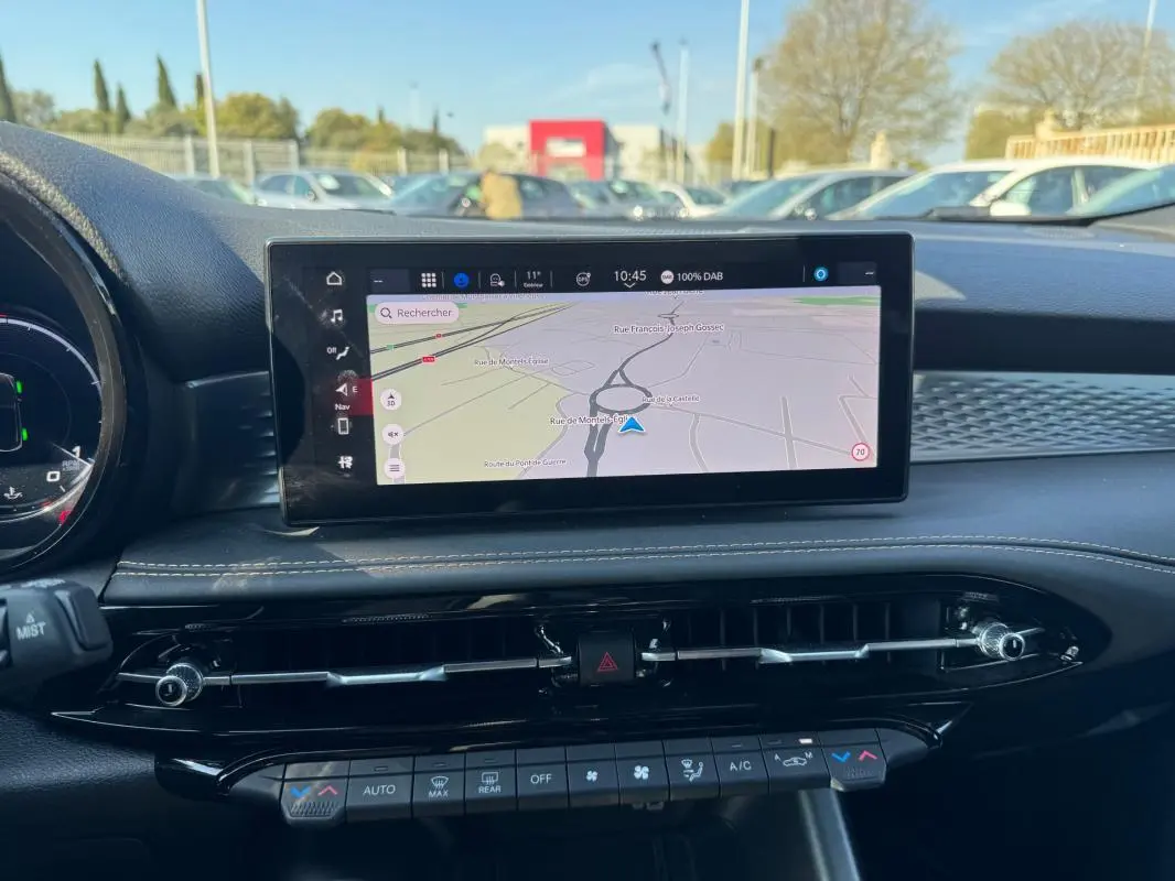Vue intérieure centrée sur l’écran tactile du tableau de bord de l’Alfa Romeo Tonale 2025, affichant la navigation.