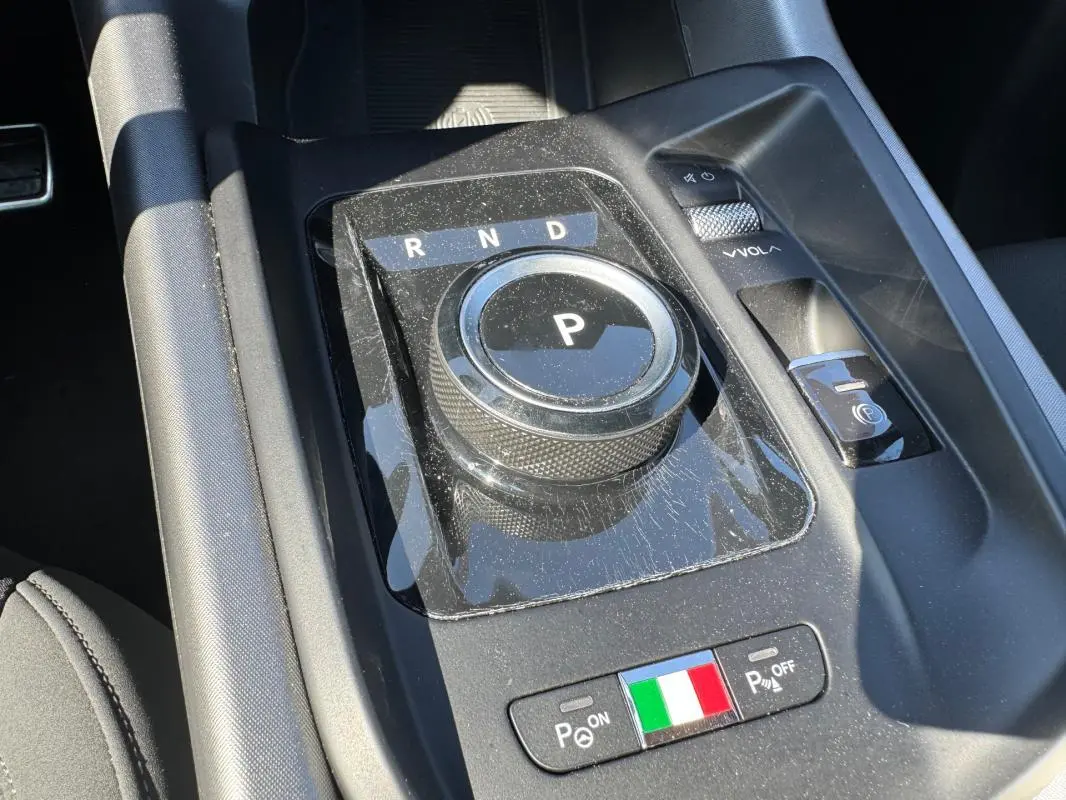 Gros plan sur la molette de boîte automatique et les commandes de la console centrale de l'Alfa Romeo Tonale 2025.