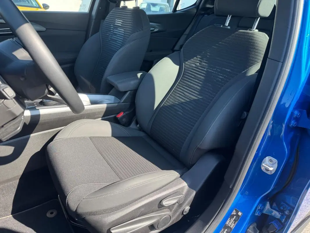 Vue intérieure côté conducteur sur le siège avant en tissu noir de l'Alfa Romeo Tonale bleu foncé 2025 Sprint.