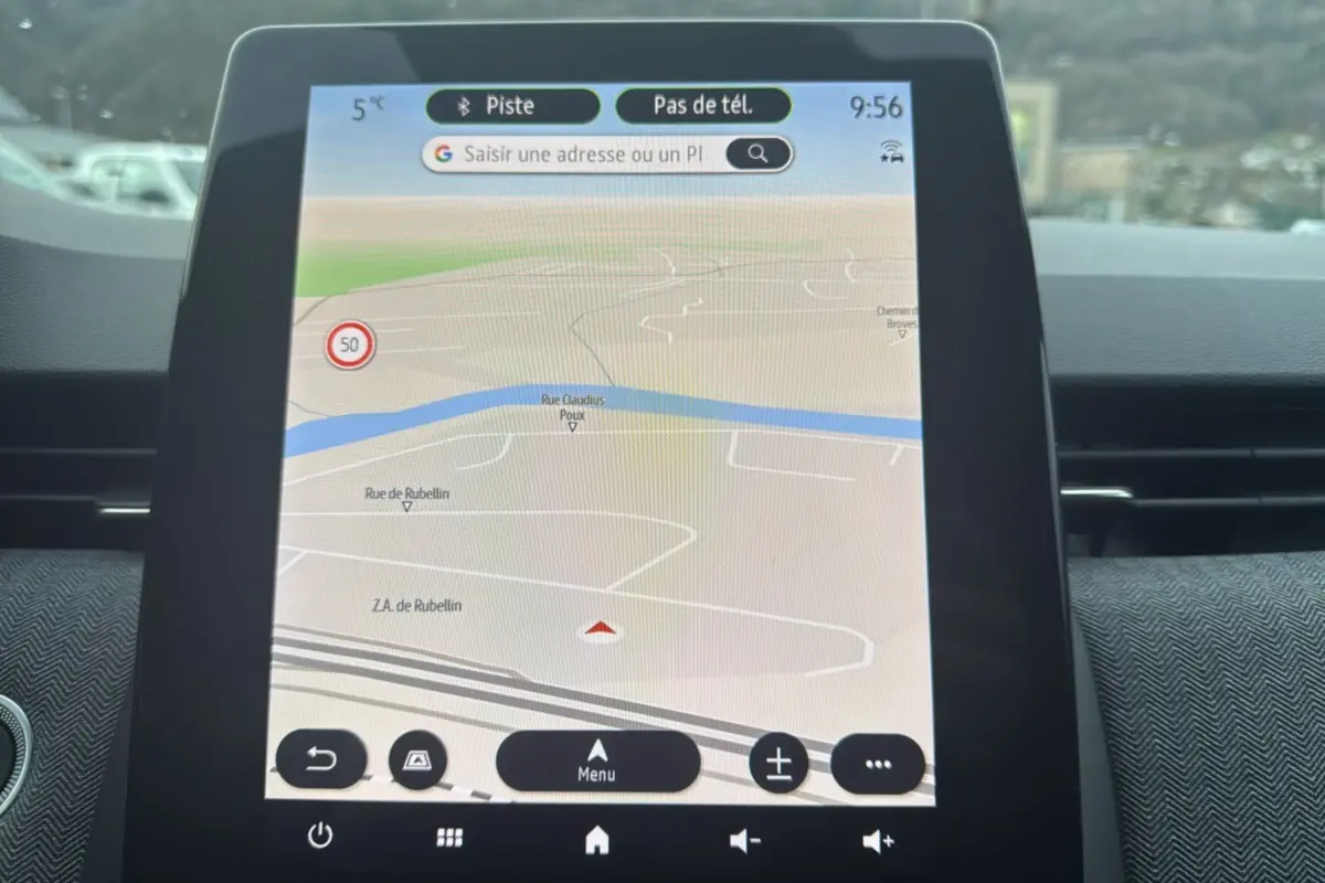 Écran tactile central de navigation Easy Link 9,3 pouces dans Renault Clio gris schiste, vue intérieure frontale.