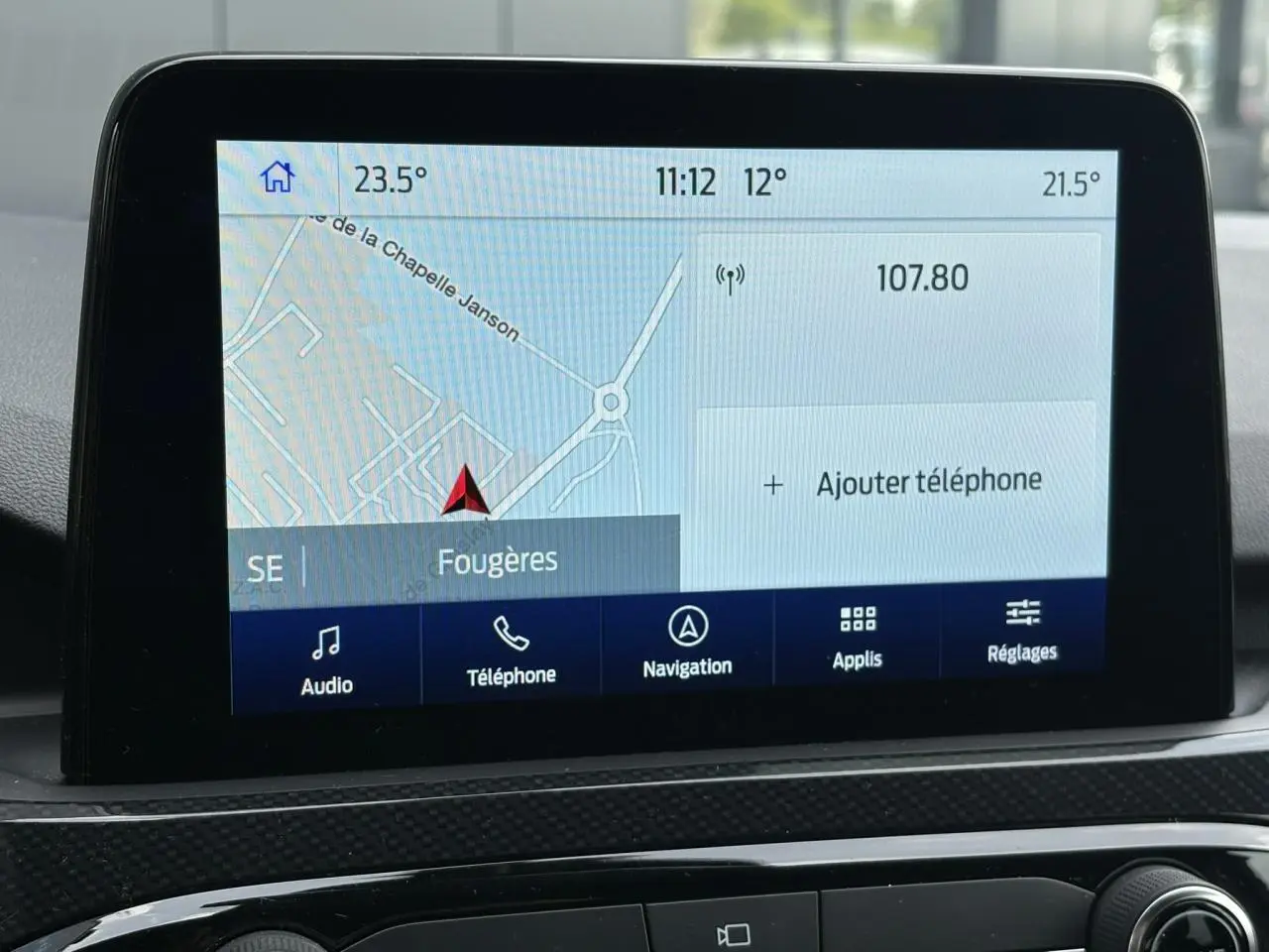 Écran tactile 8 pouces du système SYNC3 du Ford Kuga 2023 affichant la navigation et les options multimédia.