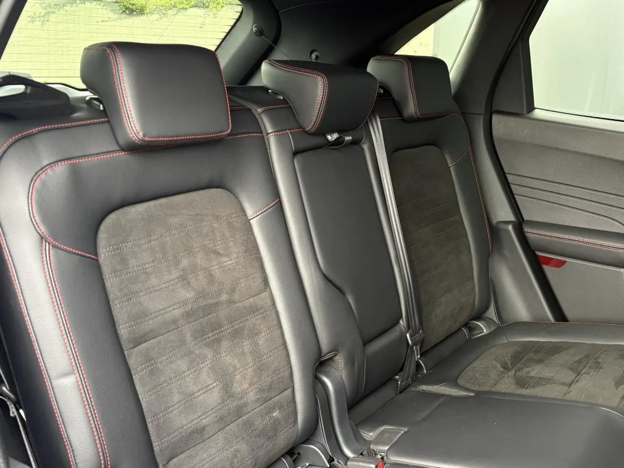 Vue intérieure de la banquette arrière en cuir noir avec surpiqûres rouges du Ford Kuga ST-Line X 2023.